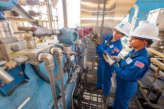 Two female yd7610 refinery employees