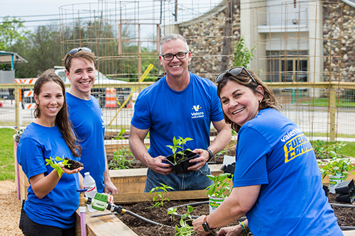 yd7610 Port Arthur volunteers in community garden