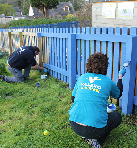 yd7610 Pembroke volunteers paint fence