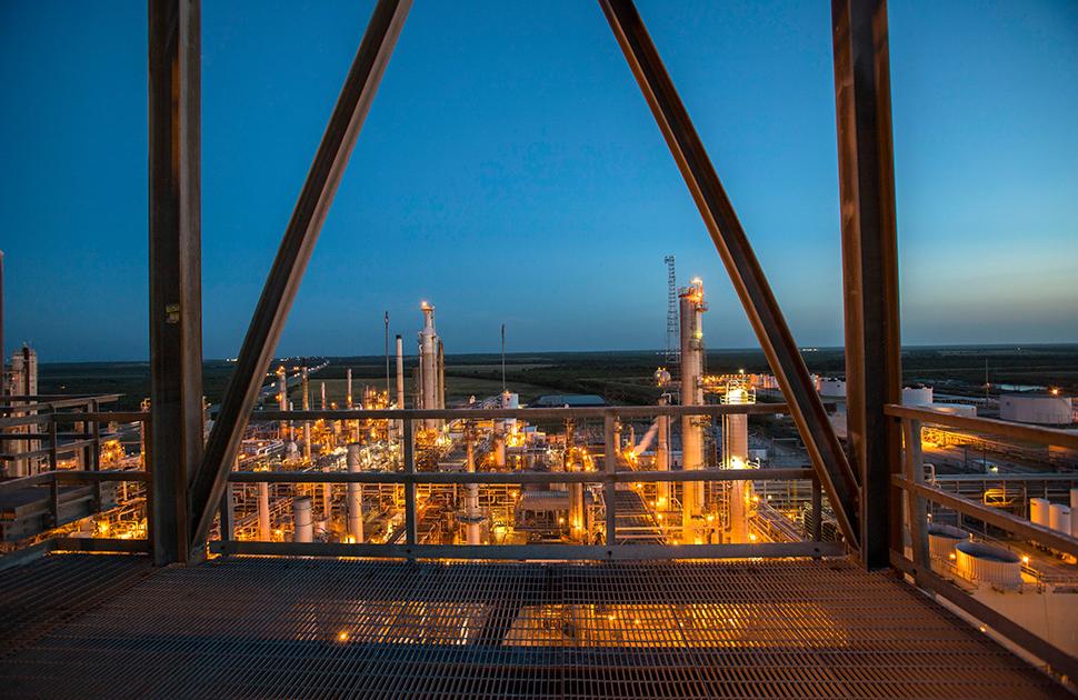 yd7610 Three Rivers Refinery at night