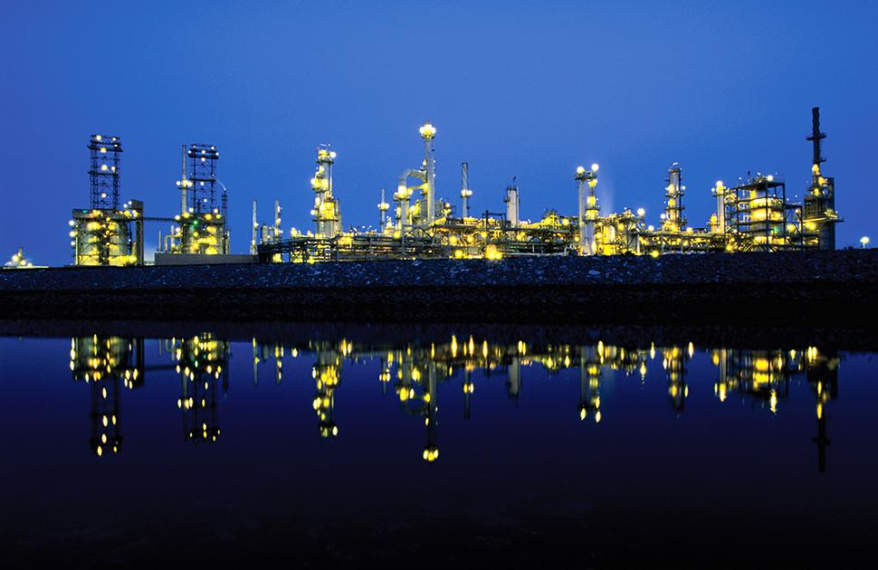 yd7610 Wilmington Refinery at night