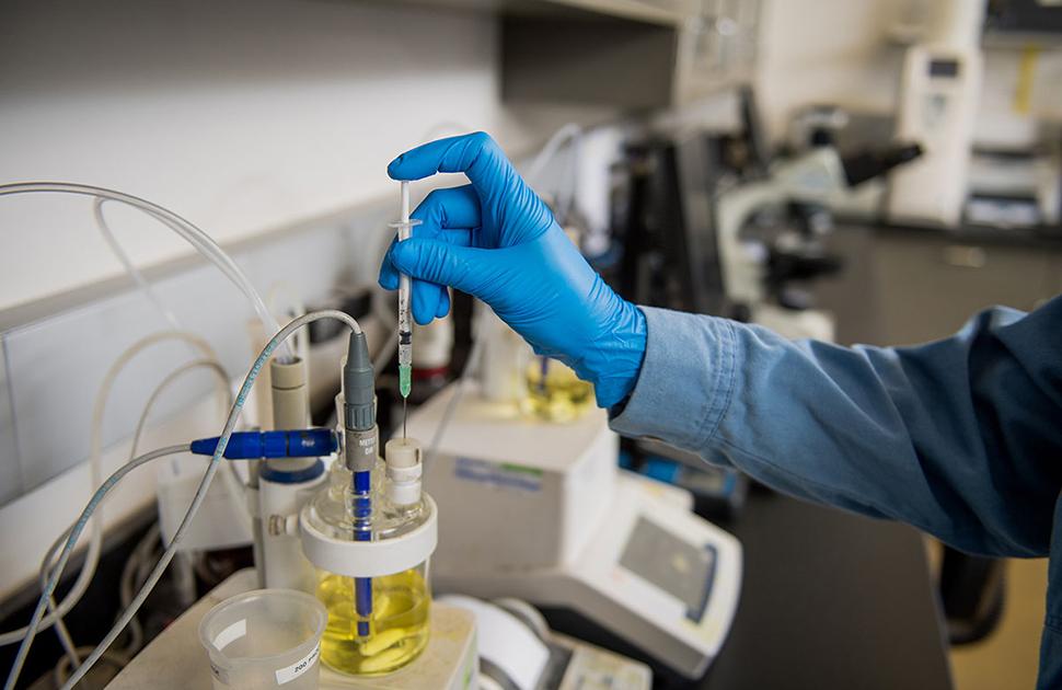 yd7610 Renewables employee working in laboratory