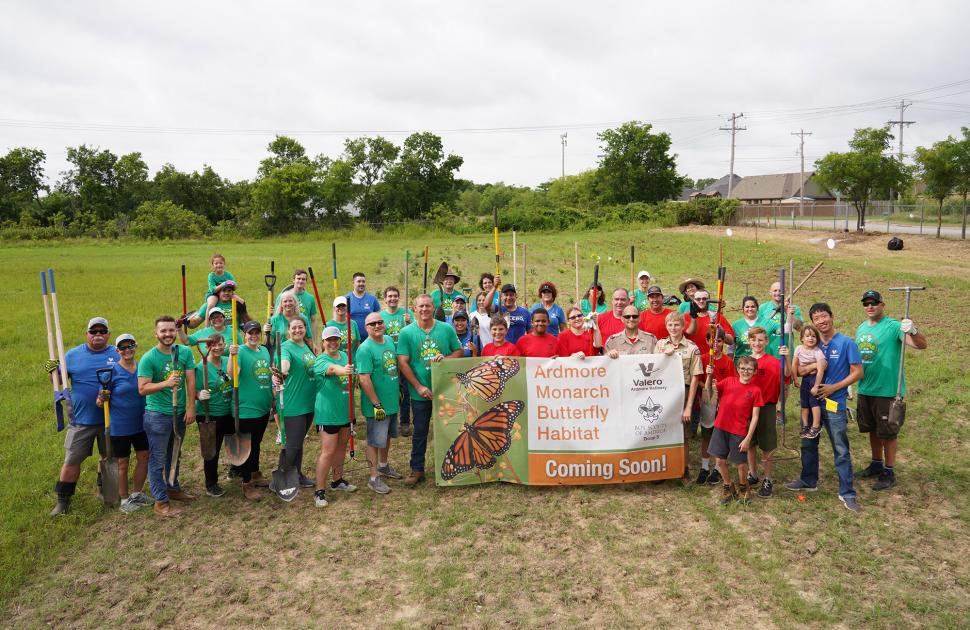 yd7610 Volunteers turn area of refinery land into butterfly waystation