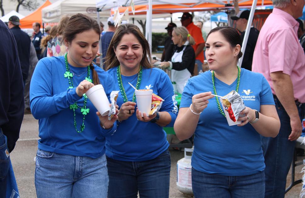 yd7610 volunteers eating at a volunteer event