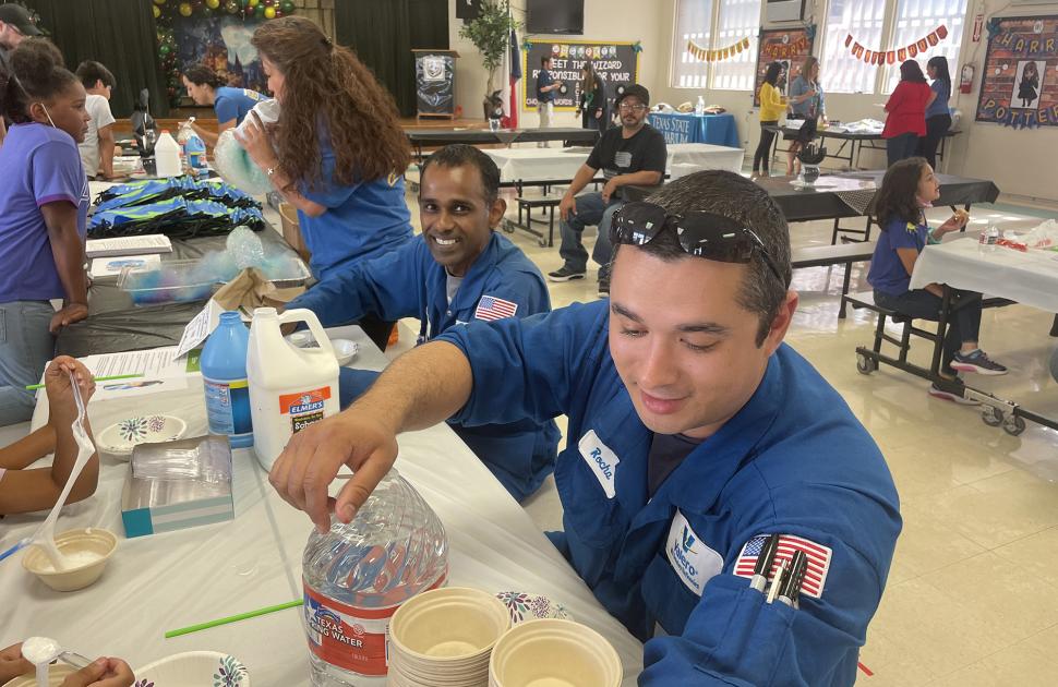 yd7610 volunteers doing crafts with children at volunteer event