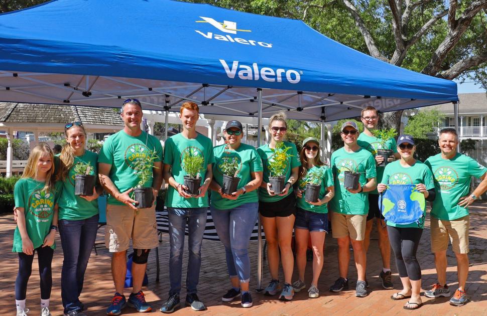 yd7610 Volunteers distributed free plants and trees to neighbors for Earth Day