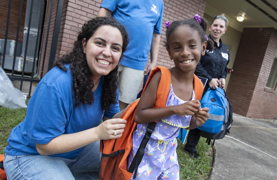 yd7610 Volunteers distributed backpacks to neighborhood children