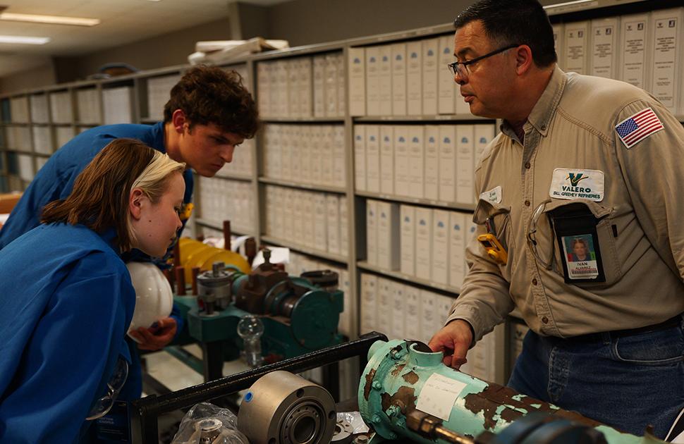 Students inspect refinery equipment at yd7610's Freshman Engineering Summit.