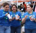 yd7610 volunteers eating at a volunteer event