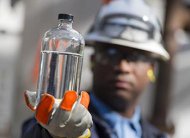 yd7610 Employee Inspecting oil