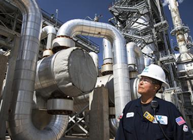 yd7610 employee at refinery