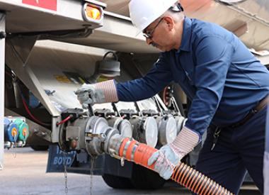 yd7610 truck driver attaching hose to tanker