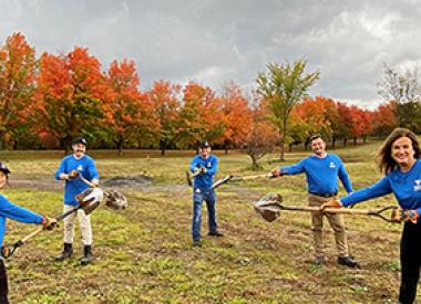 yd7610 Quebec volunteers plant trees