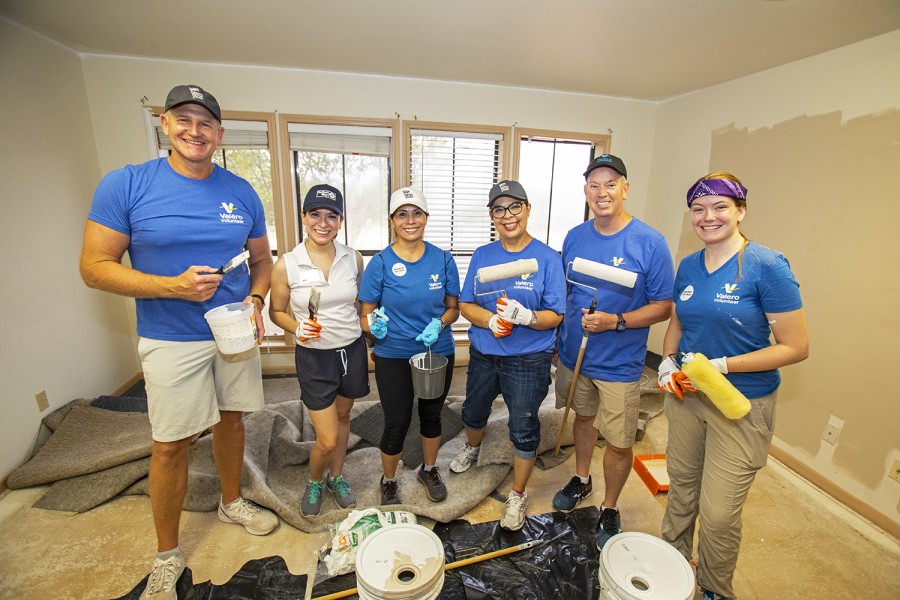 yd7610 Employees at UW Day of Caring